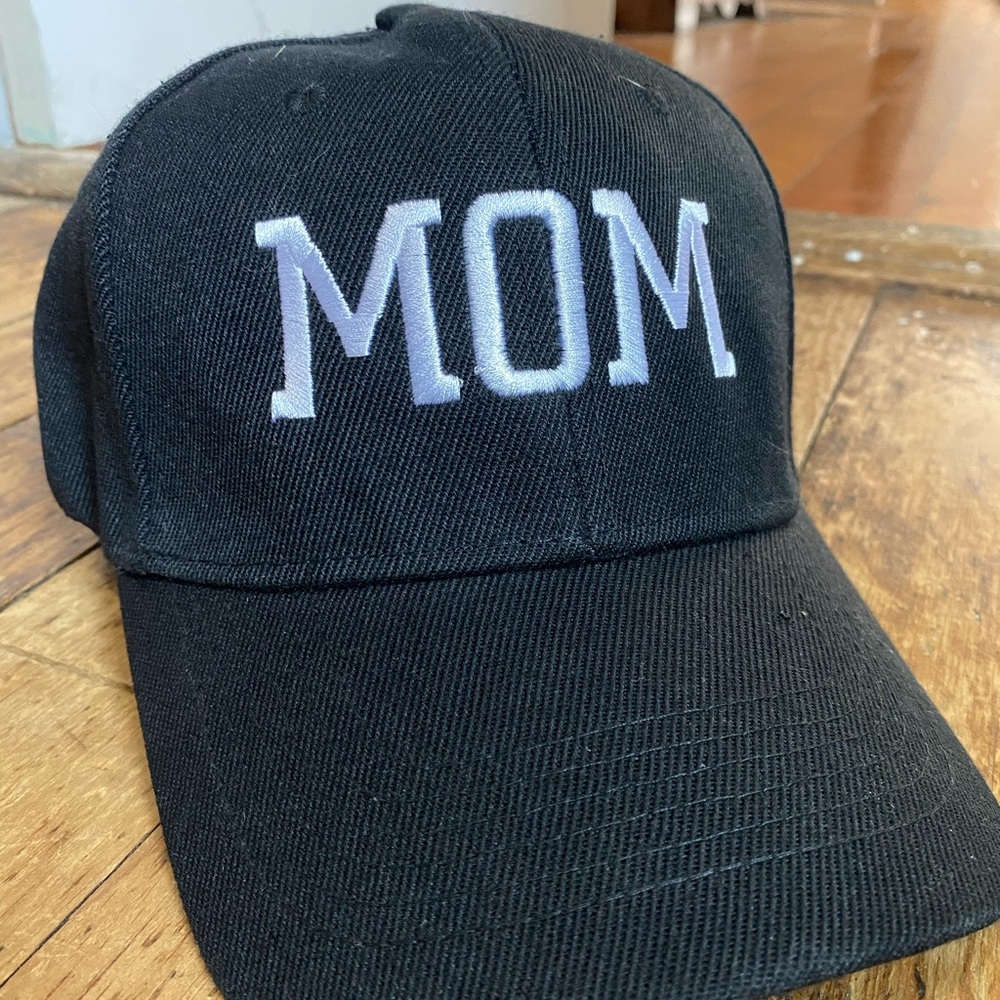 Black 'MOM' Baseball Cap
